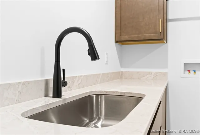 $649,000 | 715 Lillian Way, Jeffersonville, IN 47130