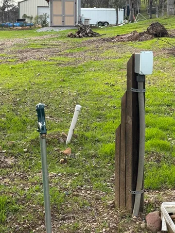 a street sign on the side of the wall