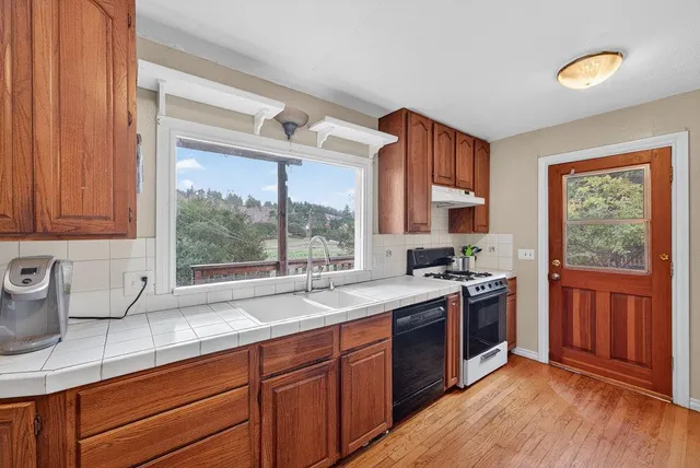 $998,500 | 885 Larkin Valley Road, Watsonville, CA 95076