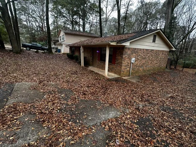 a view of a house with a yard
