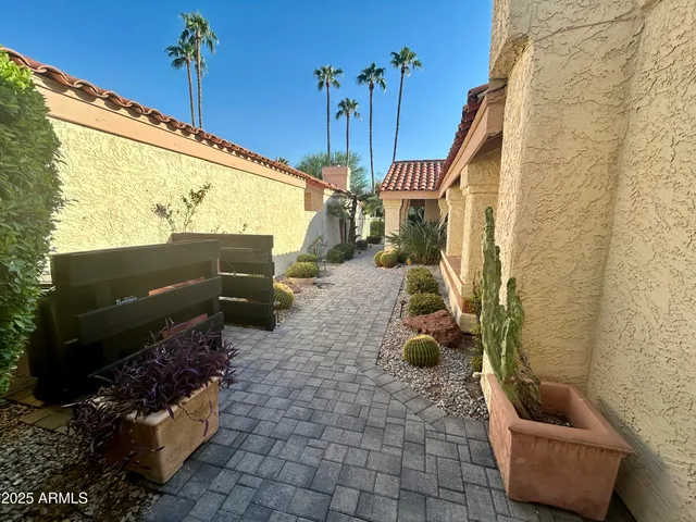 a view of entryway with patio