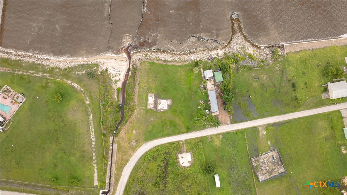 40 Waterfront Alley Port Lavaca, TX 77979 - Photo 4 of 15 a bathroom with a shower
