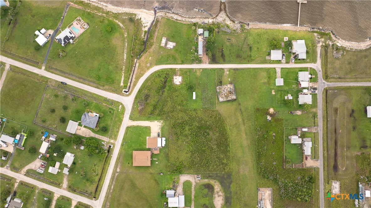 40 Waterfront Alley Port Lavaca, TX 77979 - Photo 5 of 15 a bathroom with a mirror