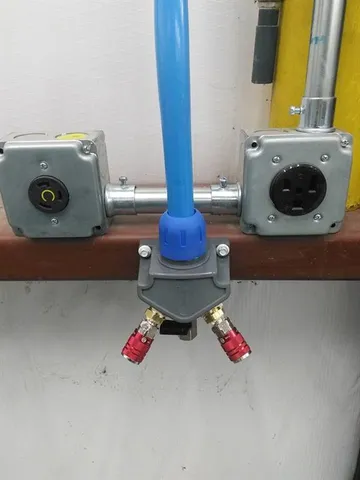 a view of a yard in front of the house