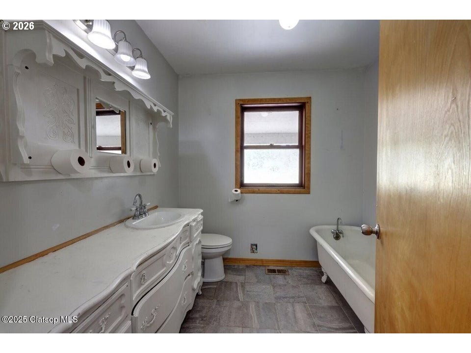 42684 Hillcrest Loop Astoria, OR 97103 - Photo 15 of 47