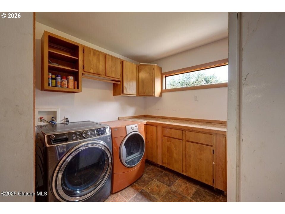 42684 Hillcrest Loop Astoria, OR 97103 - Photo 16 of 47