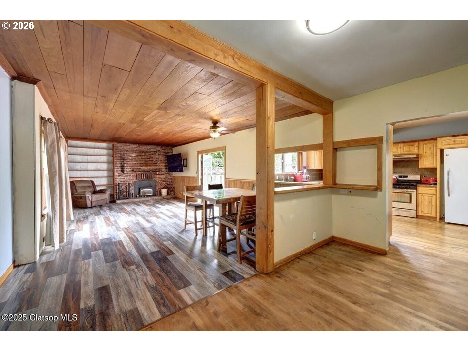 42684 Hillcrest Loop Astoria, OR 97103 - Photo 10 of 47