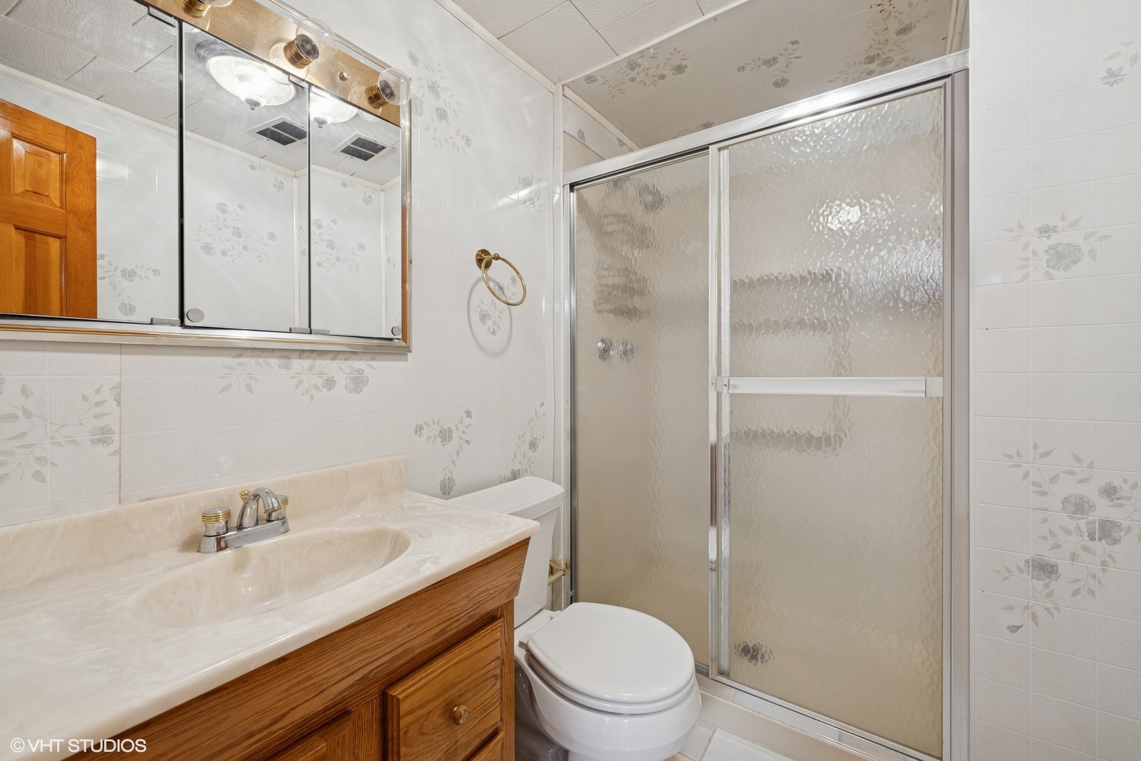 3170 Keystone Road Northbrook, IL 60062 - Photo 32 of 42 a bathroom with a sink a toilet and shower