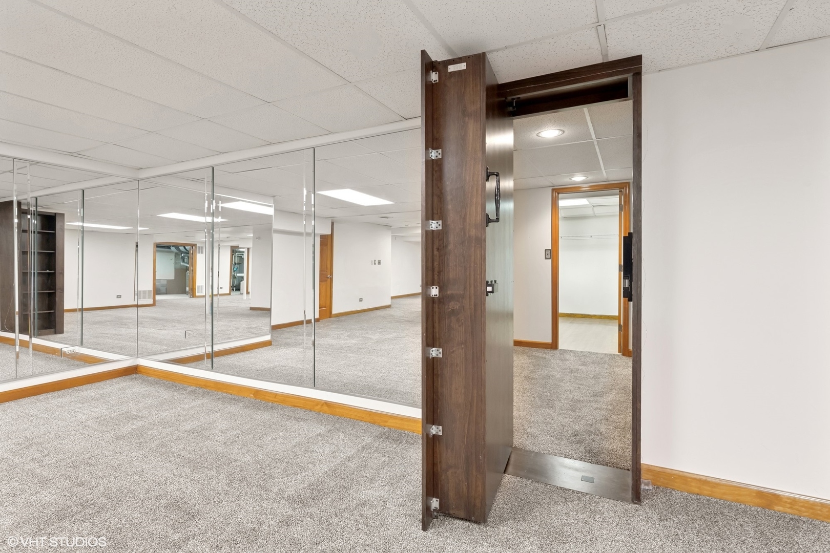 3170 Keystone Road Northbrook, IL 60062 - Photo 33 of 42 a view of a hallway with a glass door
