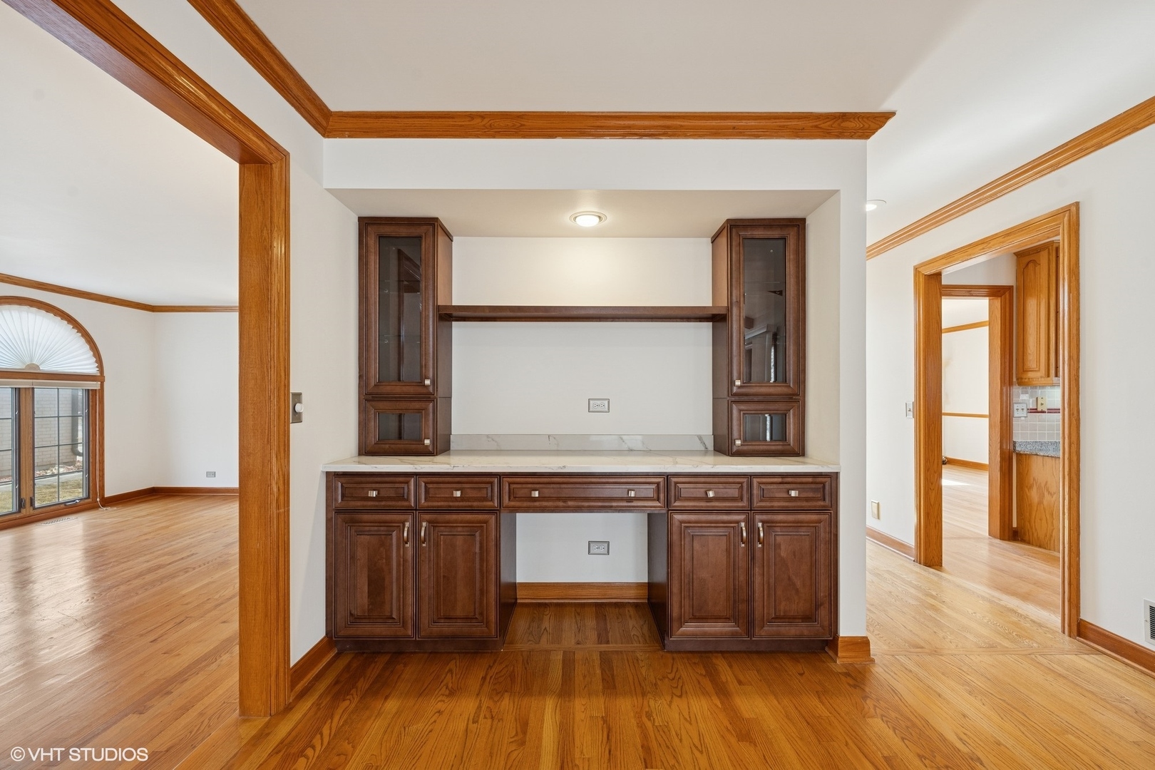 3170 Keystone Road Northbrook, IL 60062 - Photo 6 of 42 a view of kitchen with wooden floor and electronic appliances