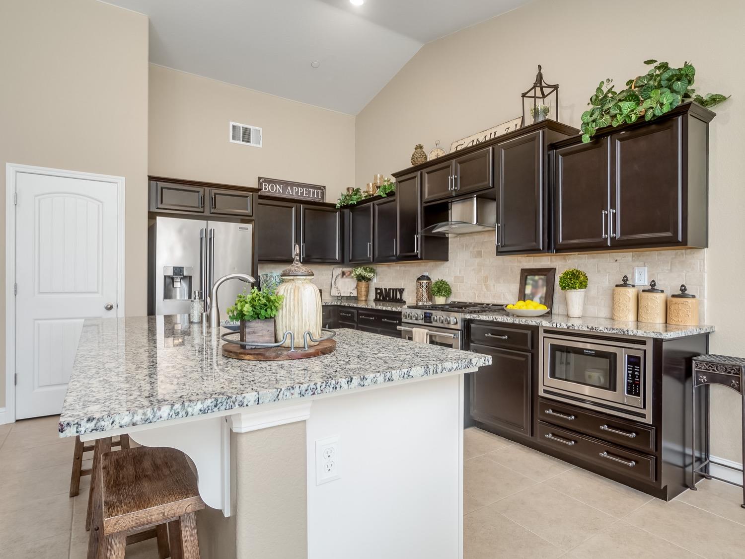 496 Cascade Way Madera, CA 93636 - Photo 4 of 31 Gallery Image 4