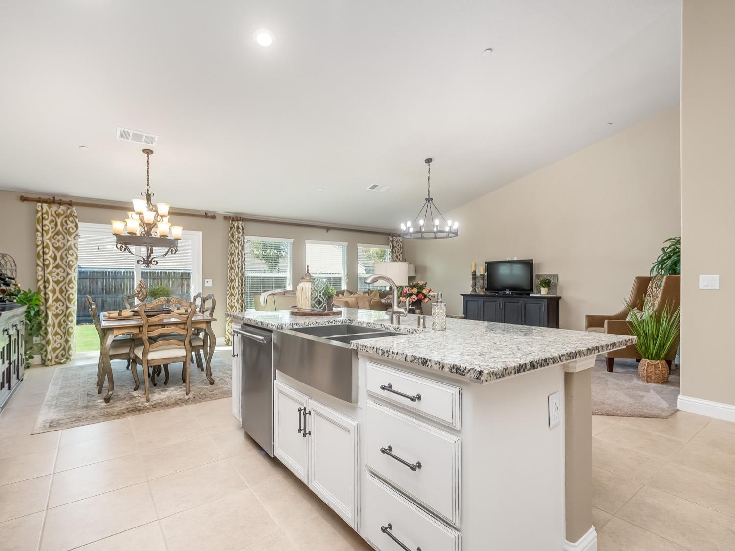 496 Cascade Way Madera, CA 93636 - Photo 5 of 31 Gallery Image 5