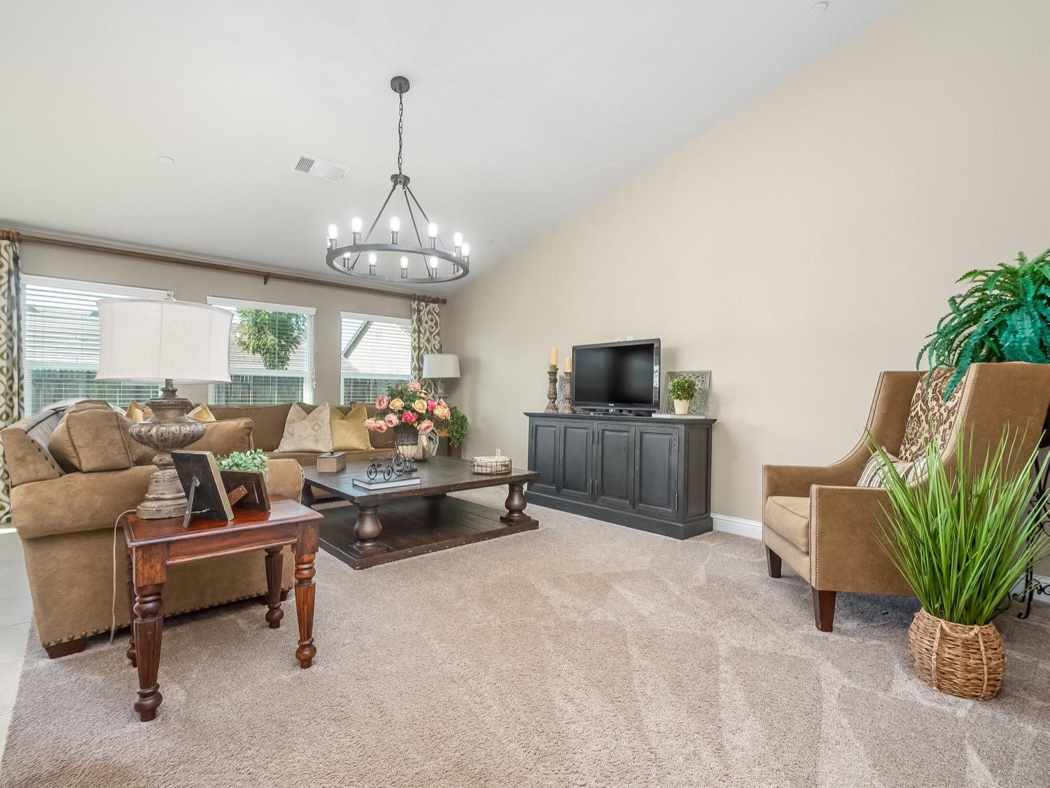 496 Cascade Way Madera, CA 93636 - Photo 8 of 31 Gallery Image 8
