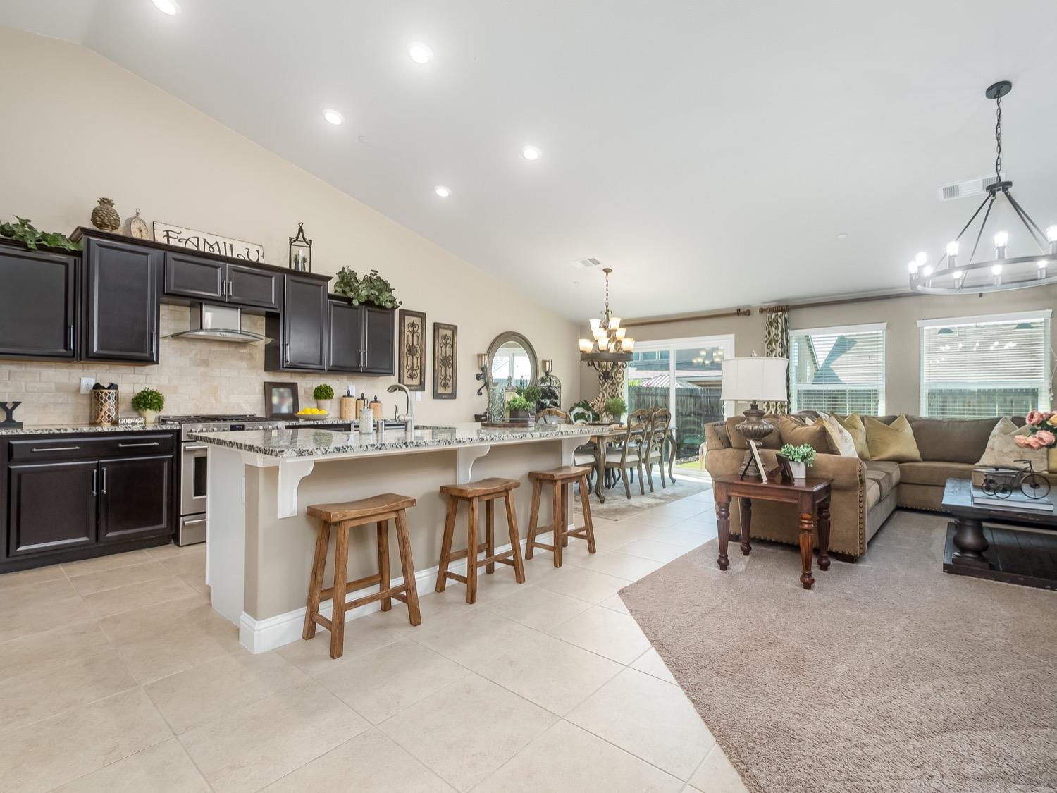 496 Cascade Way Madera, CA 93636 - Photo 10 of 31 Gallery Image 10