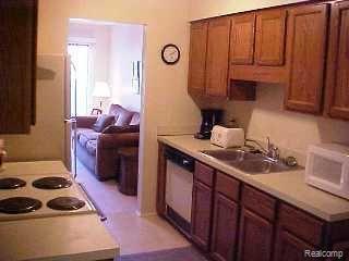 629 Byron Court, Unit 16 Rochester, MI 48307 - Photo 7 of 11 Byron Kitchen View