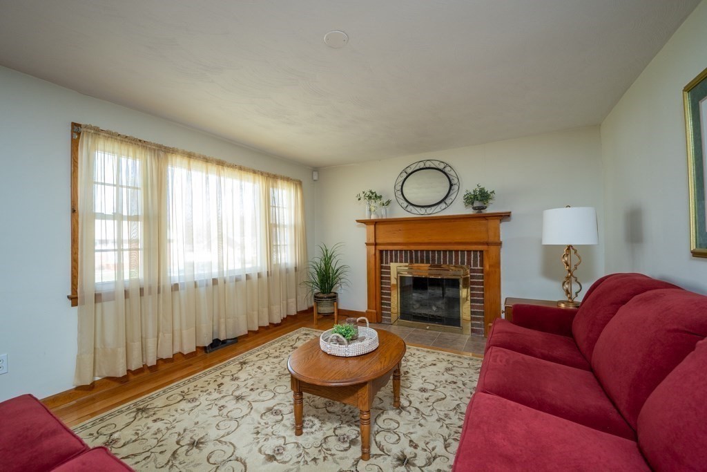 137 Roy Street Springfield, MA 01104 - Photo 4 of 34