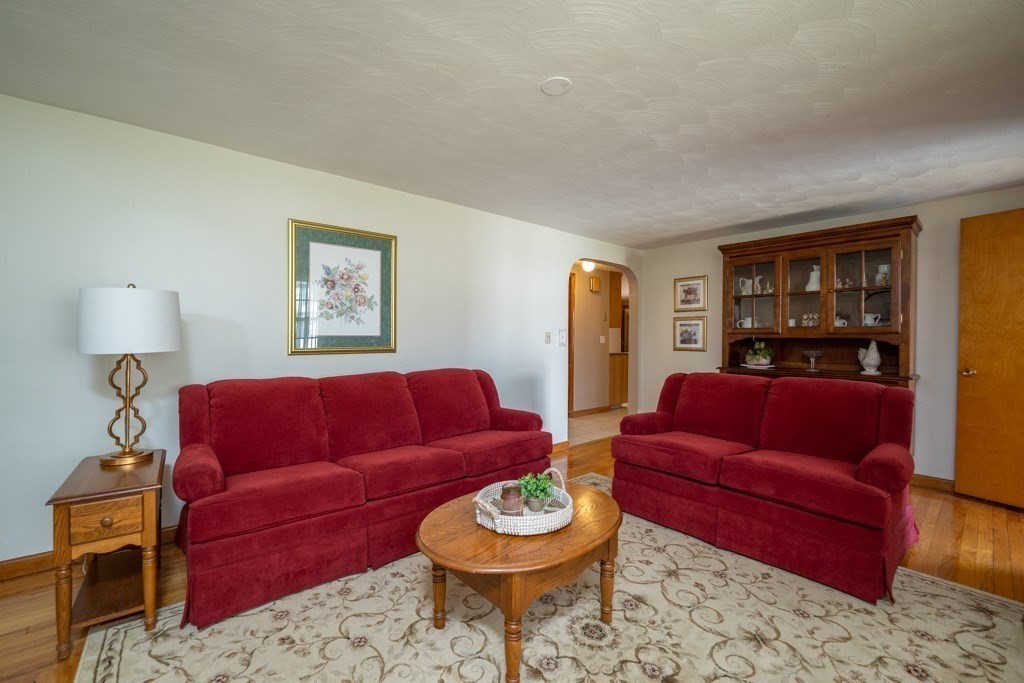137 Roy Street Springfield, MA 01104 - Photo 5 of 34