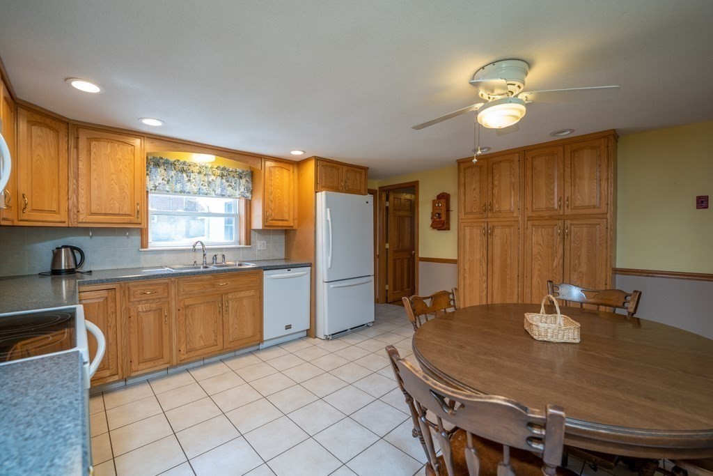 137 Roy Street Springfield, MA 01104 - Photo 7 of 34