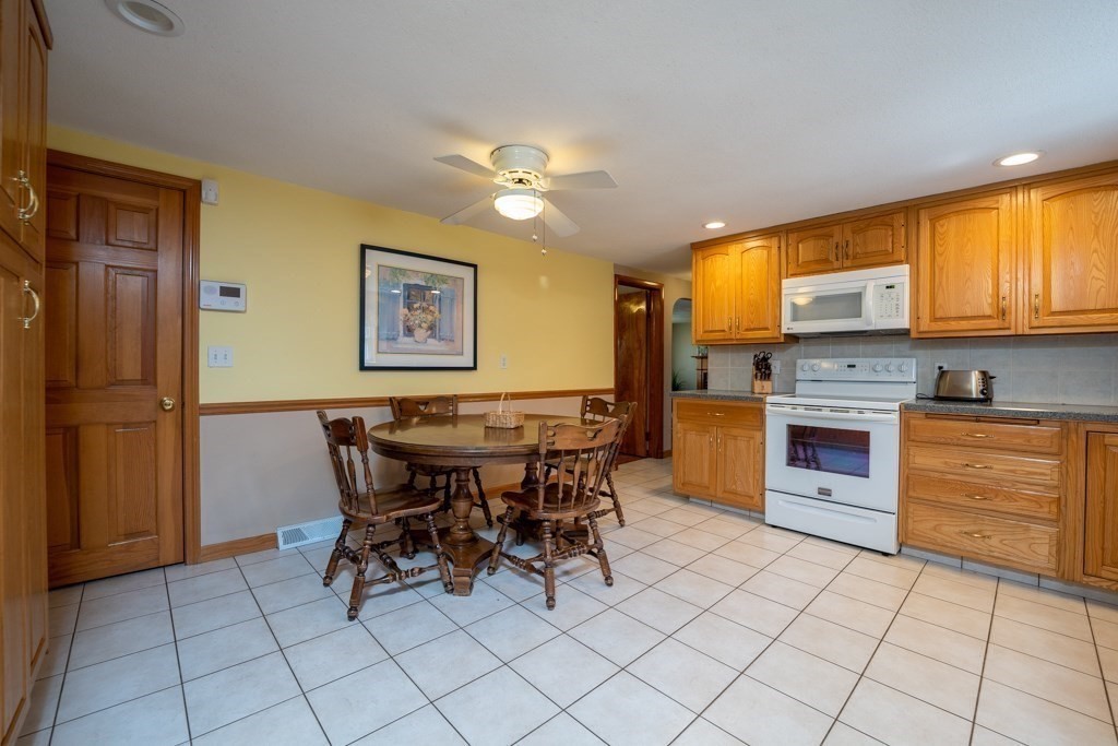 137 Roy Street Springfield, MA 01104 - Photo 8 of 34