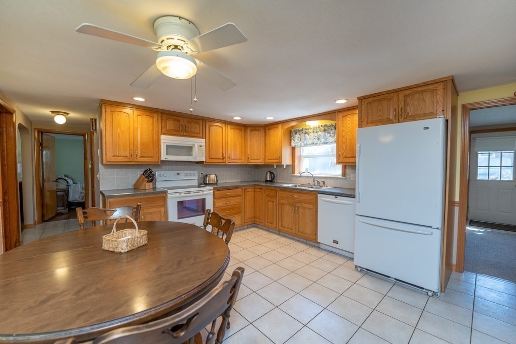 137 Roy Street Springfield, MA 01104 - Photo 9 of 34