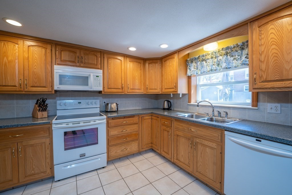 137 Roy Street Springfield, MA 01104 - Photo 10 of 34