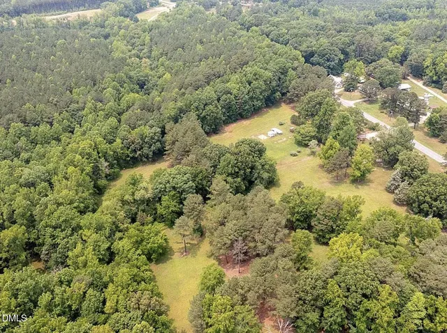 a view of yard with green space