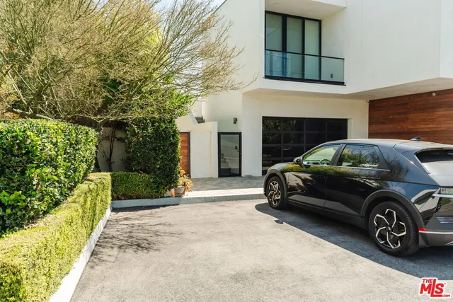 $1,800 | 3785 West Livia Lane, Los Angeles, CA 90039