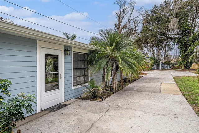 a view of a entrance gate of the house