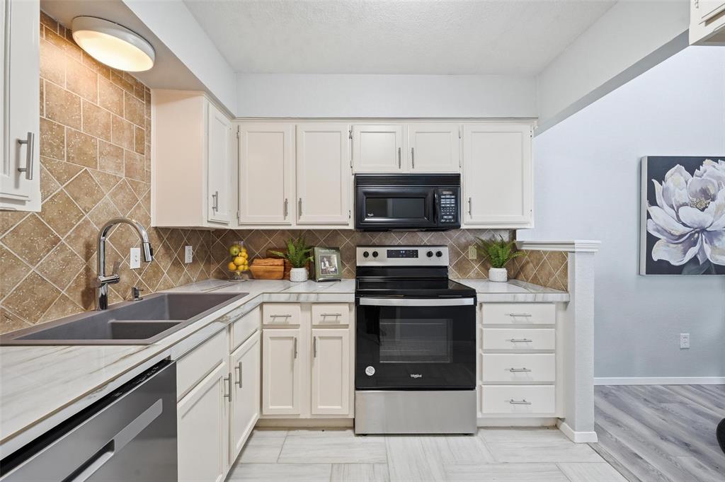 116 Main Place Euless, TX 76040 - Photo 11 of 31 Kitchen