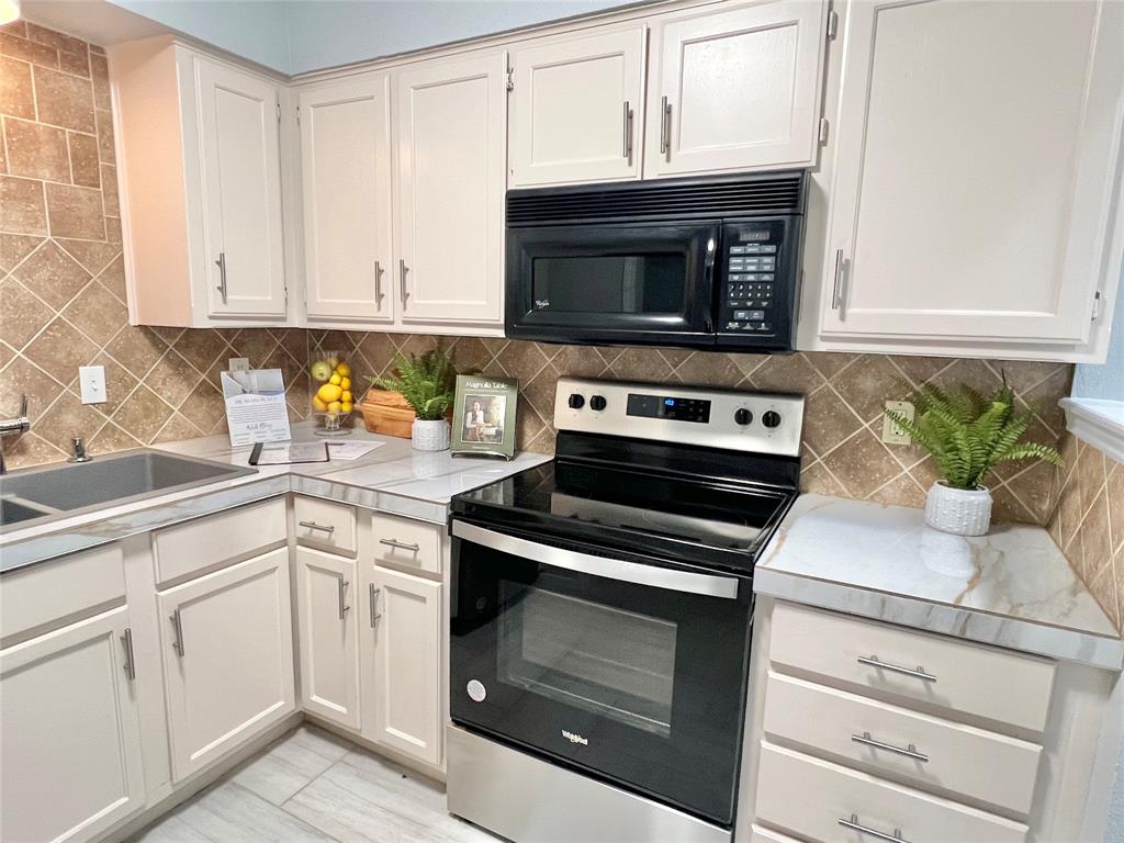 116 Main Place Euless, TX 76040 - Photo 12 of 31 Kitchen