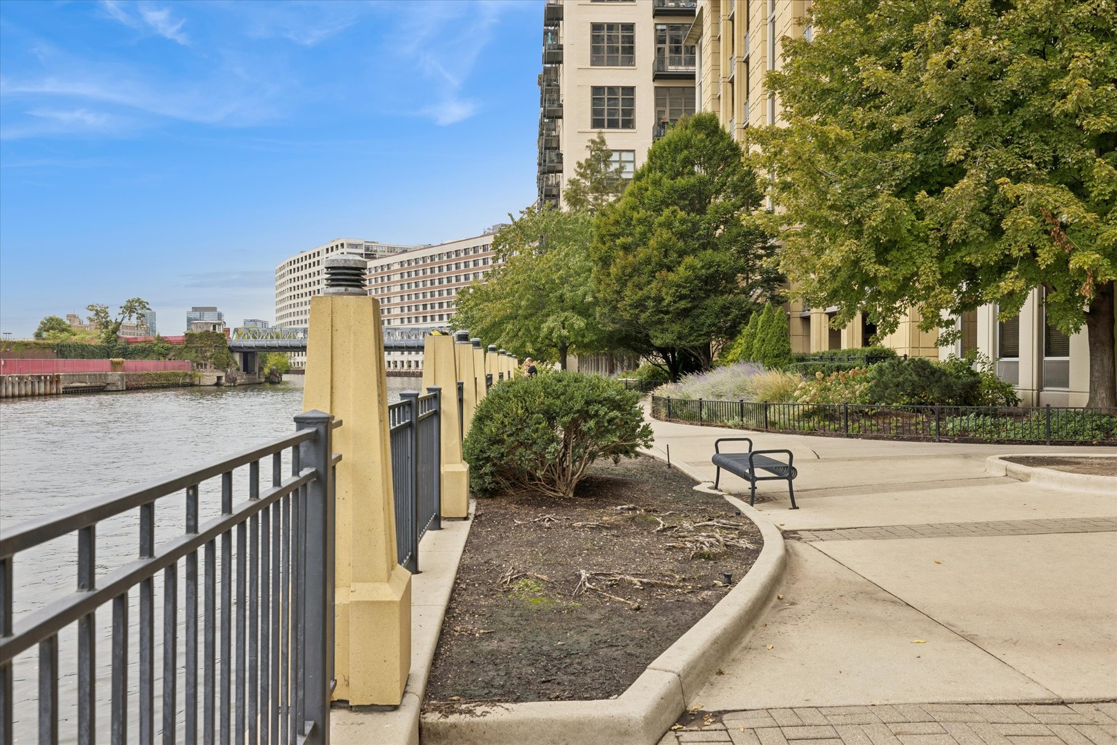 720 North Larrabee Street, Unit 1002 Chicago, IL 60654 - Photo 19 of 20 a view of a patio with a table and chairs