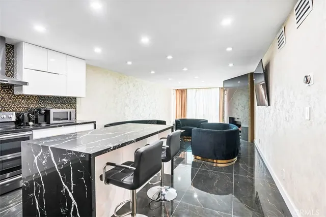 $420,000 | 12720 Burbank Boulevard, Unit 118, Valley Village, CA 91607