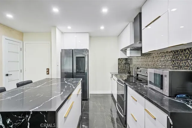 $420,000 | 12720 Burbank Boulevard, Unit 118, Valley Village, CA 91607