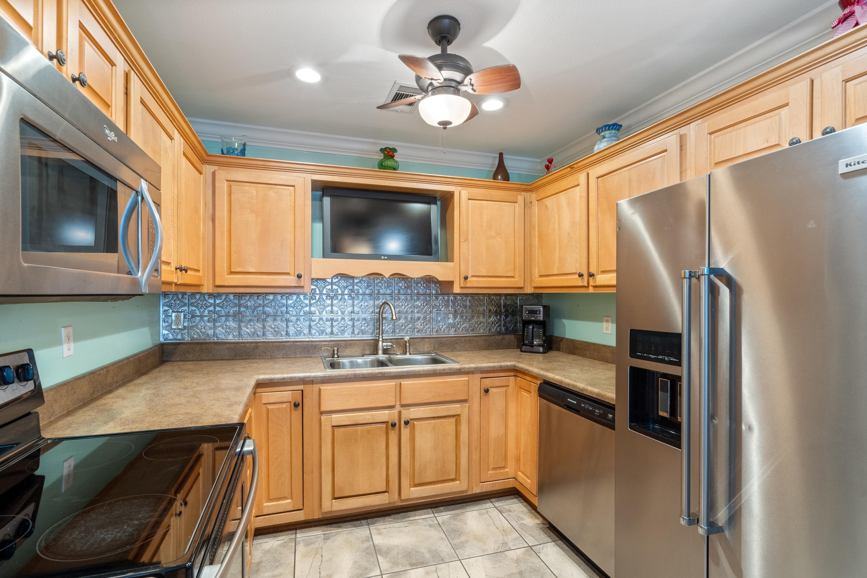 5563 Crestview Road Memphis, TN 38134 - Photo 16 of 40 a kitchen with a sink microwave and refrigerator