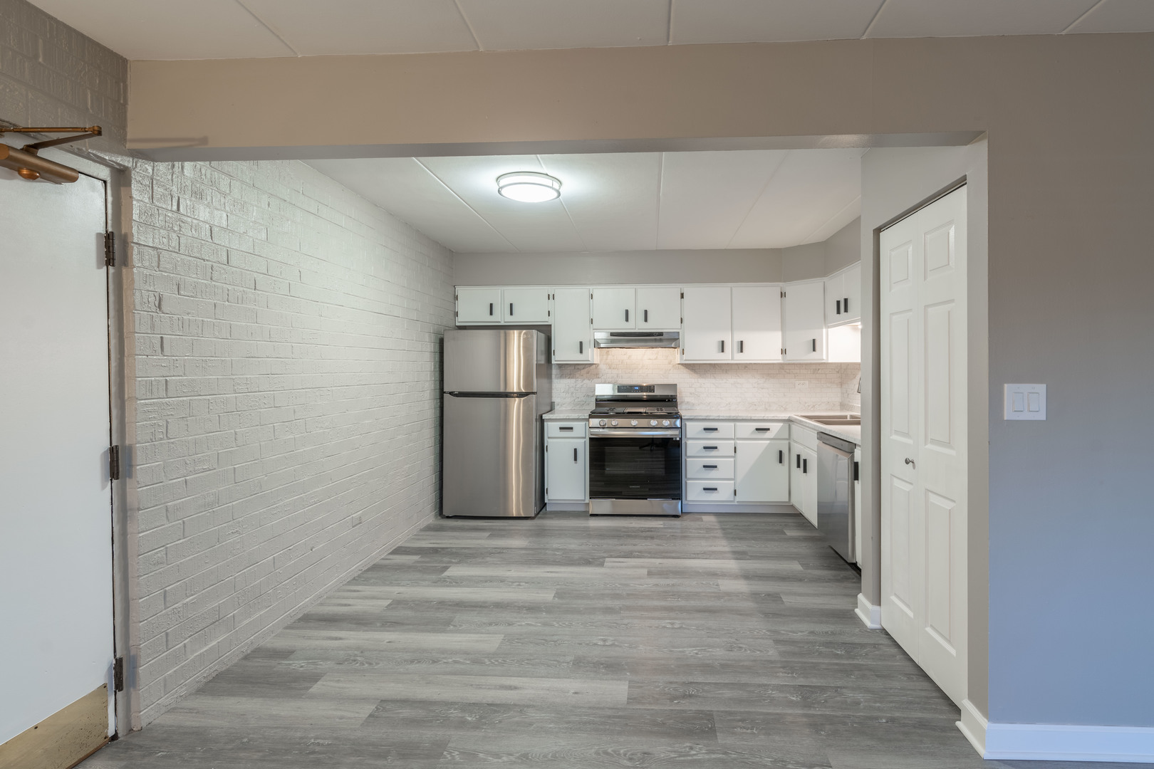 118 East Bailey Road, Unit A Naperville, IL 60565 - Photo 4 of 15 a kitchen with stainless steel appliances a refrigerator and a stove