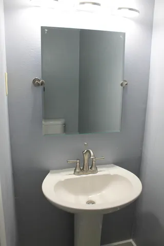 $2,200 | 68 North John Sims Parkway, Valparaiso, FL 32580