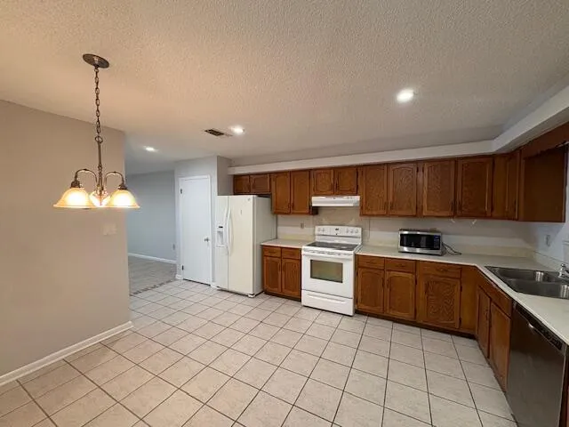 $2,200 | 68 North John Sims Parkway, Valparaiso, FL 32580