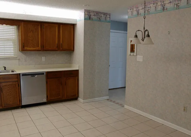 $2,200 | 68 North John Sims Parkway, Valparaiso, FL 32580