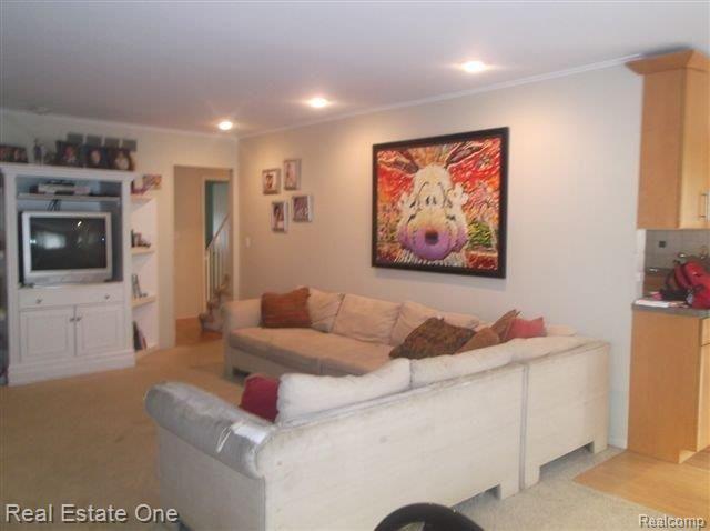 5577 Abington Road West Bloomfield, MI 48322 - Photo 11 of 25 Family Room Open to Kit