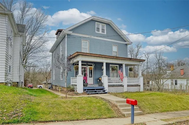 a view of a house with entertaining space