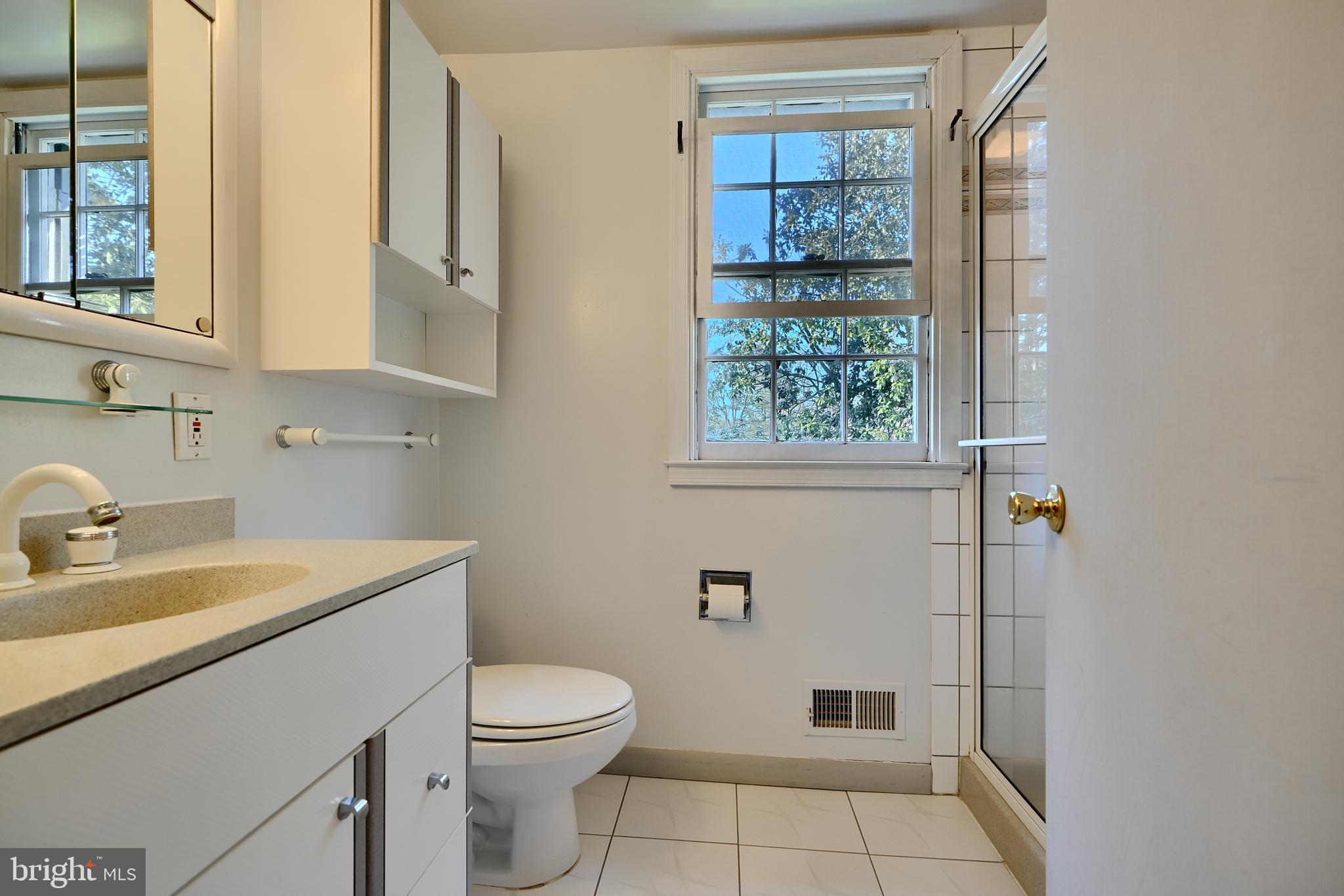 1122 Bellemore Road Baltimore, MD 21210 - Photo 34 of 51 Full hall bath between the two rooms