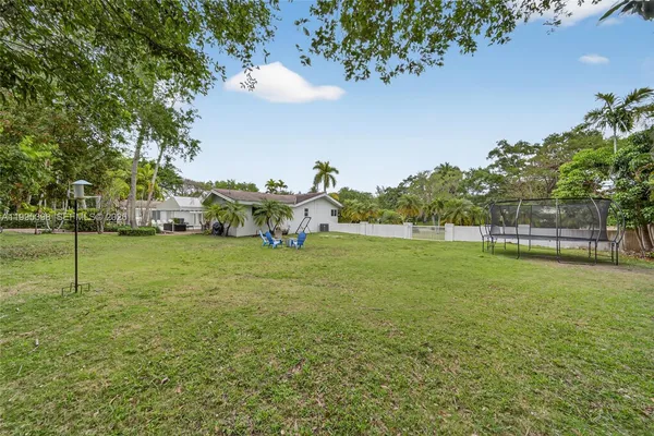 a view of yard with green space