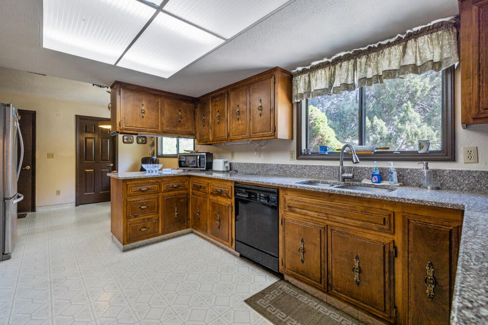 11445 Hill Road Klamath Falls, OR 97603 - Photo 24 of 51 023