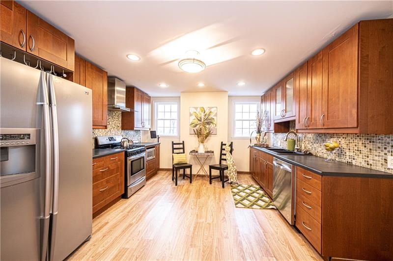 3393 Ridgway Street Pittsburgh, PA 15213 - Photo 8 of 25 Gallery Image 8