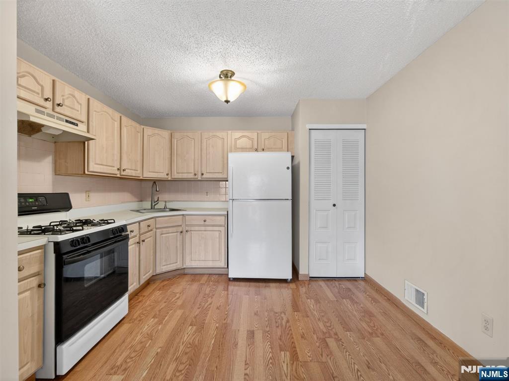 403 Poets Way, Unit 403 Mahwah, NJ 07430 - Photo 6 of 21