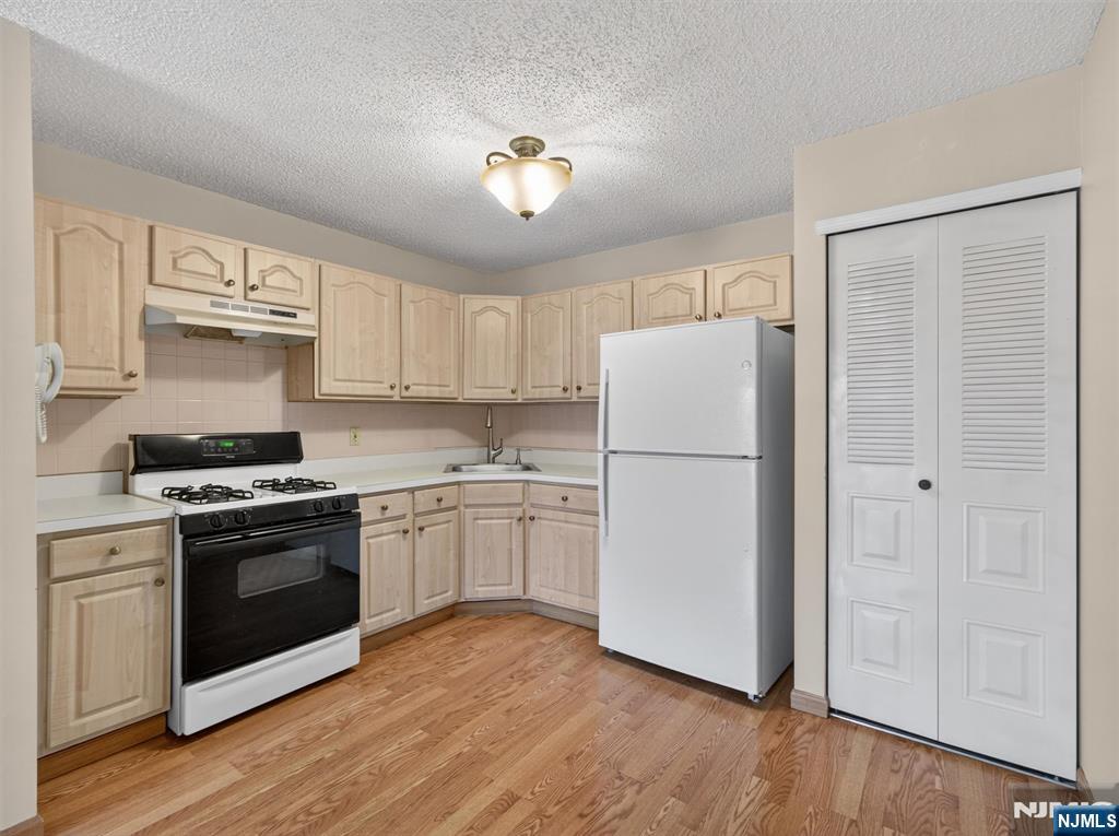 403 Poets Way, Unit 403 Mahwah, NJ 07430 - Photo 7 of 21