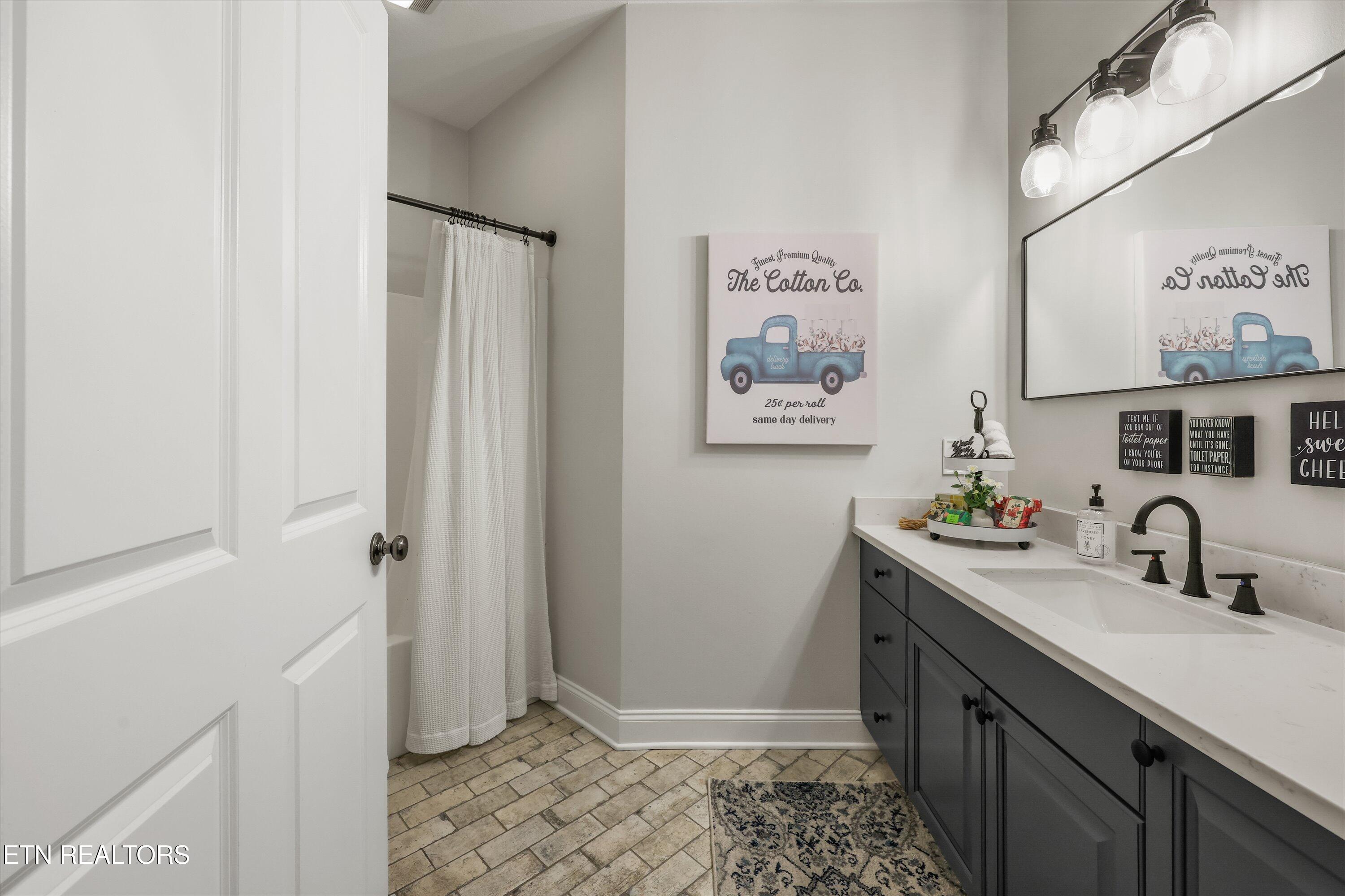 64 Rolling Links Boulevard Oak Ridge, TN 37830 - Photo 24 of 54 Bathroom