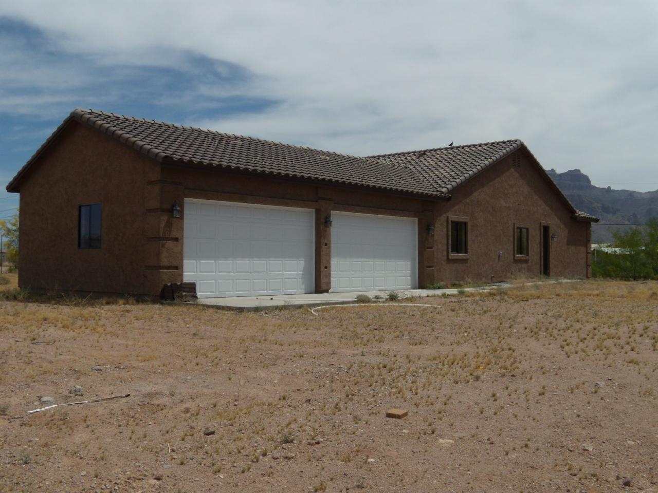 286 South Hilton Road Apache Junction, AZ 85119 - Photo 4 of 27 4 car garage