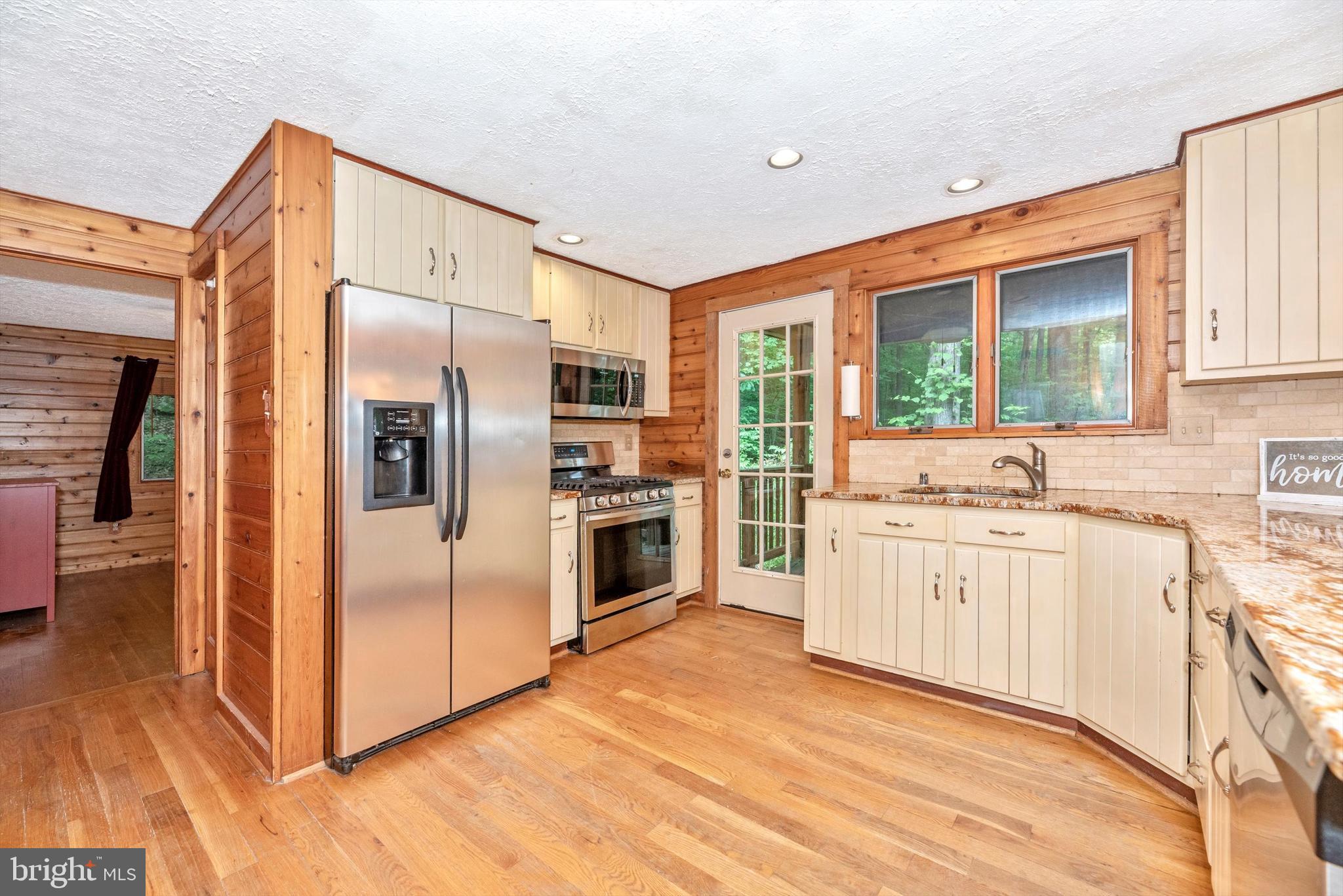 6838 Mountain Church Road Middletown, MD 21769 - Photo 23 of 49 Inviting Kitchen with SS appliances!