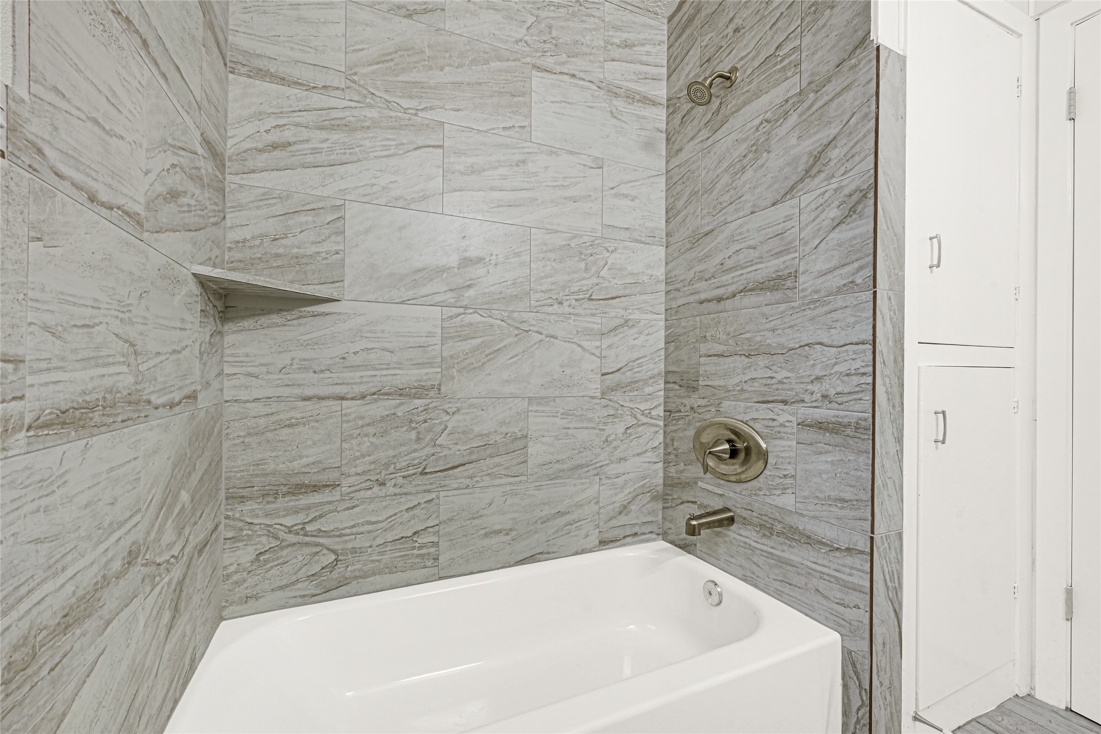 205 Grammar Road Houston, TX 77047 - Photo 17 of 26 a bathroom with a bathtub